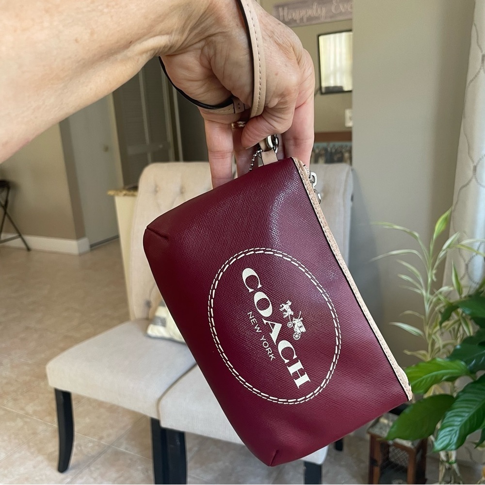 COACH WRISTLET, HORSE AND CARRIAGE LOGO
